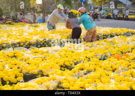 BAC LIEU, VIETNAM - 12. FEBRUAR 2018: Unbekannter Menschen kaufen Aprikosenbäume und gelb und orange Blumen ihre Häuser für Tet, Lunar neu zu dekorieren Stockfoto