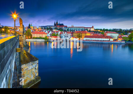 Amazing sunrise und bunten dawn Stadtbild mit alten Stein, Karlsbrücke, Burg und der St. Veits Kathedrale im Hintergrund, Prag, Tschechische Republik, Eur Stockfoto