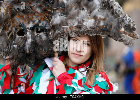 Zenen, Bulgarien - März 16, 2019: Masquerade Festival in Zemen, Bulgarien. Leute mit Maske genannt Kukeri Tanz und führen Sie die bösen Geister zu verscheuchen. Stockfoto