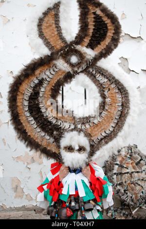 Zenen, Bulgarien - März 16, 2019: Masquerade Festival in Zemen, Bulgarien. Leute mit Maske genannt Kukeri Tanz und führen Sie die bösen Geister zu verscheuchen. Stockfoto