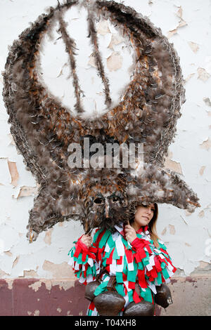 Zenen, Bulgarien - März 16, 2019: Masquerade Festival in Zemen, Bulgarien. Leute mit Maske genannt Kukeri Tanz und führen Sie die bösen Geister zu verscheuchen. Stockfoto