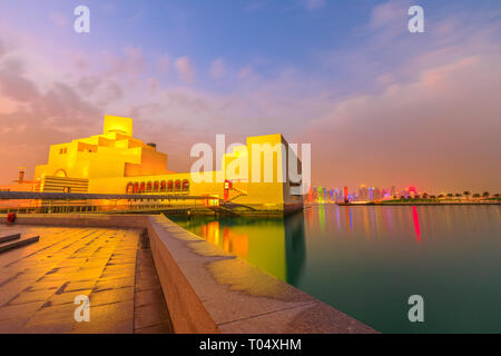 Doha direkt am Meer und die Skyline von Doha West Bay Bay an der Corniche in der katarischen Hauptstadt widerspiegelt. Einen malerischen Sonnenuntergang Himmel. Katar Naher Osten, Arabische Halbinsel Stockfoto