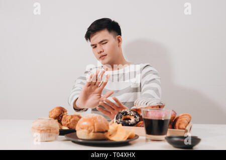 Junger Mann in Diäten und gesunde Ernährung Konzept Stockfoto