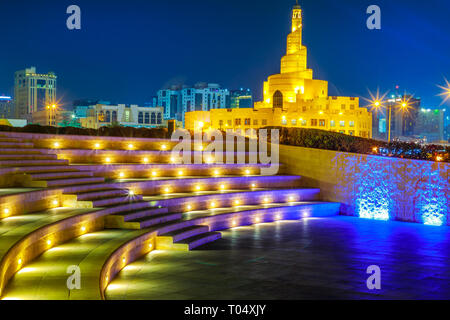 Treppen von kleinen Amphitheater an der Souq Waqif Garten in der Nähe von Doha Corniche mit Doha Moschee bei Nacht. Doha City Centre in Katar, Naher Osten, Arabische Stockfoto