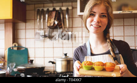 Hausgemachte Karamell Muffins in einer Auflaufform in den Händen der Konditor. Dessert für Feinschmecker. Selektiver Fokus Stockfoto