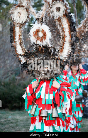 Zenen, Bulgarien - März 16, 2019: Masquerade Festival in Zemen, Bulgarien. Leute mit Maske genannt Kukeri Tanz und führen Sie die bösen Geister zu verscheuchen. Stockfoto