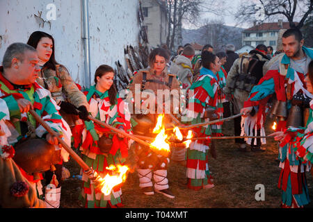 Zenen, Bulgarien - März 16, 2019: Masquerade Festival in Zemen, Bulgarien. Leute mit Maske genannt Kukeri Tanz und führen Sie die bösen Geister zu verscheuchen. Stockfoto