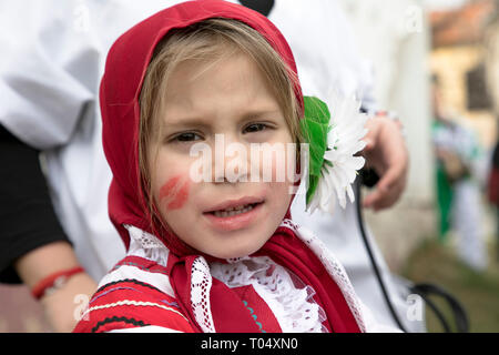 Zenen, Bulgarien - März 16, 2019: Masquerade Festival in Zemen, Bulgarien. Leute mit Maske genannt Kukeri Tanz und führen Sie die bösen Geister zu verscheuchen. Stockfoto