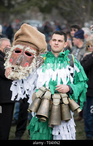 Zenen, Bulgarien - März 16, 2019: Masquerade Festival in Zemen, Bulgarien. Leute mit Maske genannt Kukeri Tanz und führen Sie die bösen Geister zu verscheuchen. Stockfoto