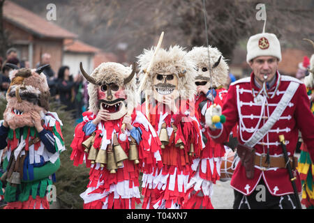 Zenen, Bulgarien - März 16, 2019: Masquerade Festival in Zemen, Bulgarien. Leute mit Maske genannt Kukeri Tanz und führen Sie die bösen Geister zu verscheuchen. Stockfoto