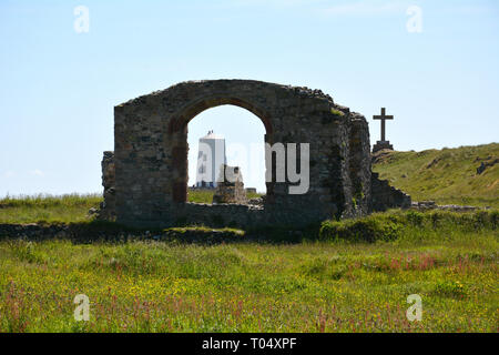 Das Kreuz, Kirche und Leuchtturm auf llanddwyn Island, vor der Küste von Anglesey in Nordwales Stockfoto