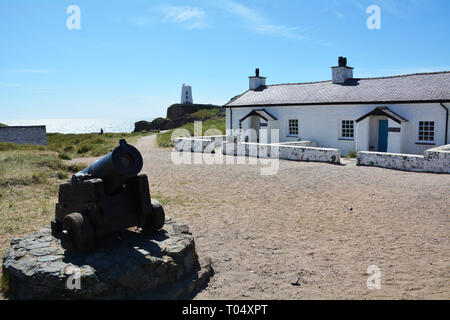 Die alten Hütten, Canon und Twr Mawr Leuchtturm auf llanddwyn Island vor der Küste von Anglesey liegt Stockfoto