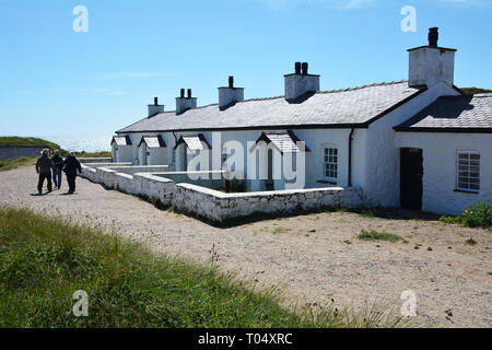 Die alten Hütten auf llanddwyn Island. Die Insel ist sehr viel eine spirituelle durchtränkt in der Geschichte der Seefahrt. Stockfoto