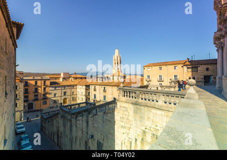 Straßen und malerischen Gebäuden in der historischen Altstadt von Girona, Spanien Stockfoto