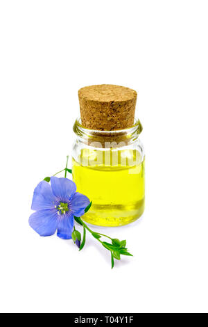 Leinöl in einer Glasflasche mit blauen Flachs Blume auf weißem Hintergrund Stockfoto