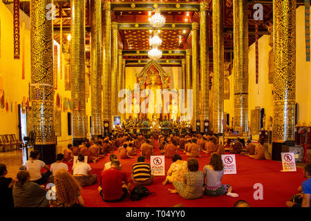 Mönche im Wat Chedi Luang Tempel in Chiang Mai, Thailand zu beten. Stockfoto