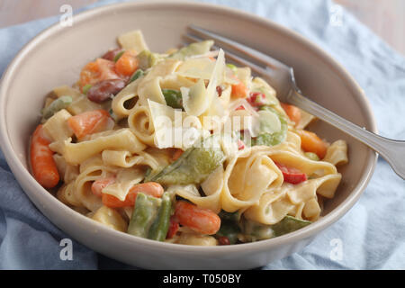 Frühling Gemüse Fettuccine Alfredo mit Parmesan Stockfoto