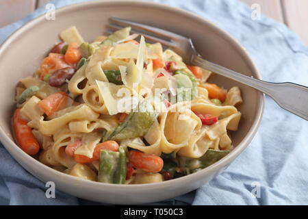 Frühling Gemüse Fettuccine Alfredo mit Parmesan Stockfoto