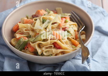 Frühling Gemüse Fettuccine Alfredo mit Parmesan Stockfoto