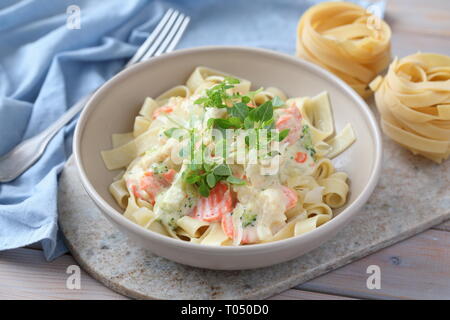 Frühling Gemüse Fettuccine Alfredo Stockfoto