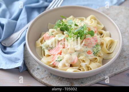 Frühling Gemüse Fettuccine Alfredo Stockfoto