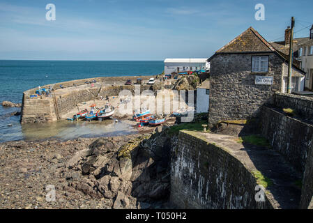 Auf der Suche nach coverack Hafen bei Ebbe mit Booten auf Ihren moorings Coverack Cornwall Großbritannien gescheitert Stockfoto