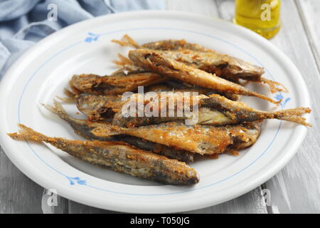 Chicharros fritos, traditionelle Portugal gebratene panierte Stöcker Fische Stockfoto