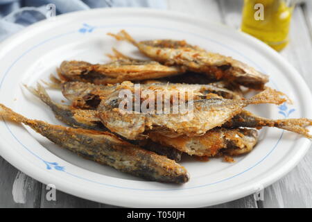 Chicharros fritos, traditionelle Portugal gebratene panierte Stöcker Fische Stockfoto