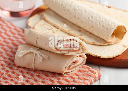 Schwedische traditionelle Rolle mit Lachs und Frischkäse closeup Stockfoto