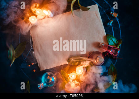 Magische blättern Vorlage für Ad oder Zertifikat. Leere Pergament mit Kerzen und Tränke. Dunkle Stillleben mit Kopie Raum Stockfoto