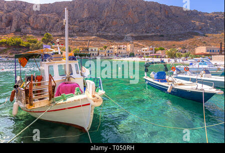 Alte Läger in den kleinen Hafen von gerolimenas Dorf, Mani region, Lakonien, Peloponnes, Griechenland. Stockfoto