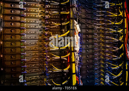 Supercomputer mit Kabel und Lampen Stockfoto