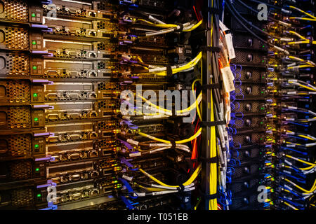 Supercomputer mit Kabel und Lampen Stockfoto