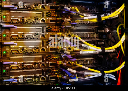 Supercomputer mit Kabel und Lampen Stockfoto