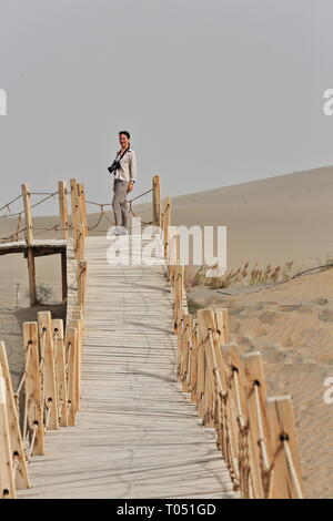 Holzstege für einen Besuch des Rawak Stupa. Taklamakan Desert-Xinjiang-China-0025 Stockfoto