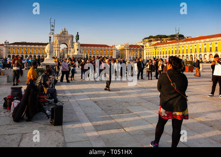 Triumphbogen der Rua Augusta in der Dämmerung, Handel Platz. Lissabon, Portugal. Europa Stockfoto