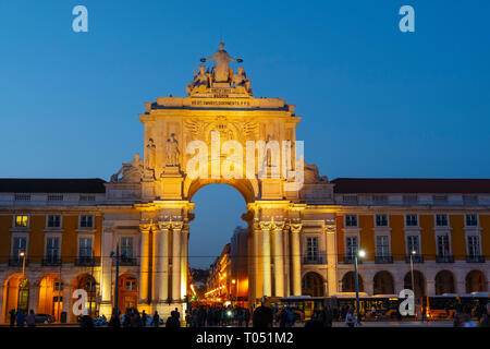 Triumphbogen der Rua Augusta in der Dämmerung, Handel Platz. Lissabon, Portugal. Europa Stockfoto