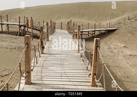 Holzstege für einen Besuch des Rawak Stupa. Taklamakan Desert-Xinjiang-China-0038 Stockfoto