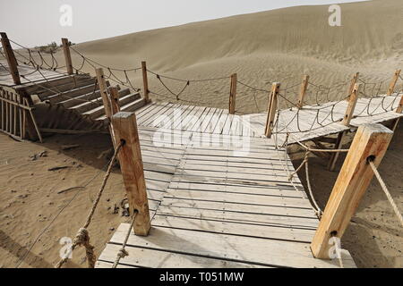 Holzstege für einen Besuch des Rawak Stupa. Taklamakan Desert-Xinjiang-China-0039 Stockfoto