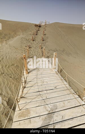 Holzstege für einen Besuch des Rawak Stupa. Taklamakan Desert-Xinjiang-China-0040 Stockfoto
