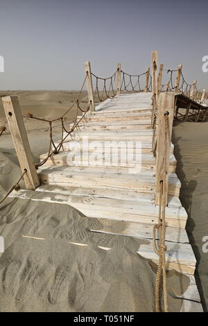 Holzstege für einen Besuch des Rawak Stupa. Taklamakan Desert-Xinjiang-China-0041 Stockfoto