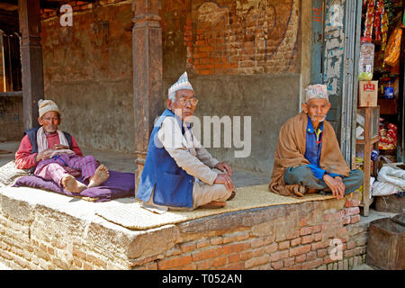 Alte Männer sitzen und Geselligkeit, Bhaktapur, Nepal. Stockfoto