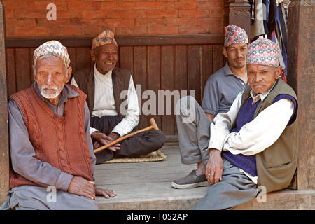 Alte Männer sitzen und Geselligkeit, Bhaktapur, Nepal. Stockfoto