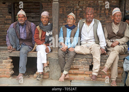 Alte Männer sitzen und Geselligkeit, Bhaktapur, Nepal. Stockfoto