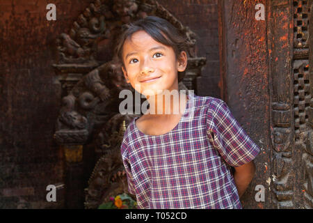 Porträt eines jungen Mädchens in Changu Narayan, Nepal. Stockfoto