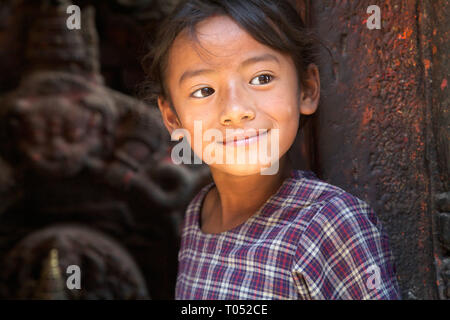 Porträt eines jungen Mädchens in Changu Narayan, Nepal. Stockfoto