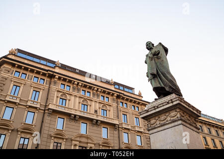 Reisen nach Italien - Ansicht von unten auf das Denkmal zu Giuseppe Parini auf Platz Piazza Cordusio in Mailand Stadt in Abend. Statue wurde 1899 von Luca eingeweiht Stockfoto