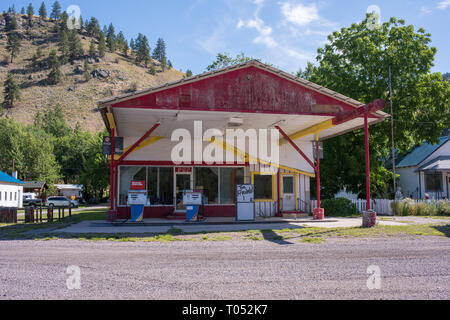 Verlassene Tankstelle führt uns zurück in die Zeit an der Ravalli Mart, Ravelli, Montana auf uns 93 N. Stockfoto