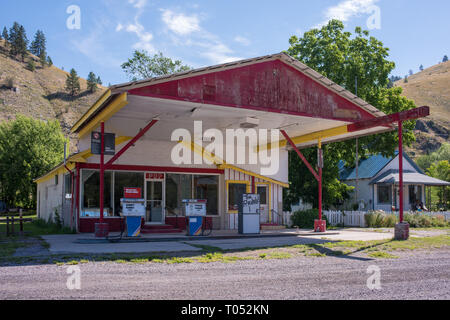 Verlassene Tankstelle führt uns zurück in die Zeit an der Ravalli Mart, Ravelli, Montana auf uns 93 N. Stockfoto