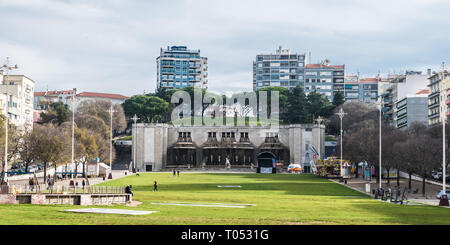 Lissabon, Portugal - 12 28 2018: Blick auf den Park und die Brunnen in Alameda Avenue Stockfoto